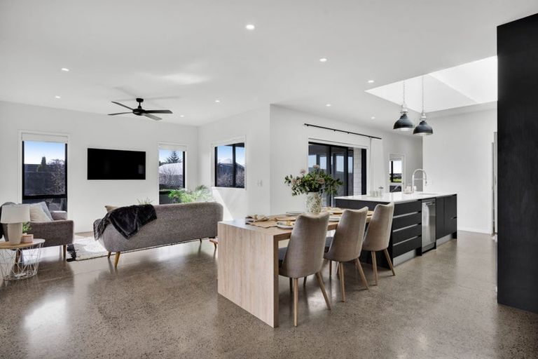 Photo of property in 5 Aheahea Way, Hurworth, New Plymouth, 4310