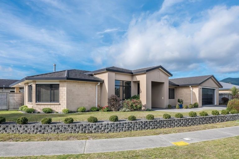 Photo of property in 7 Datum Way, Paraparaumu, 5032