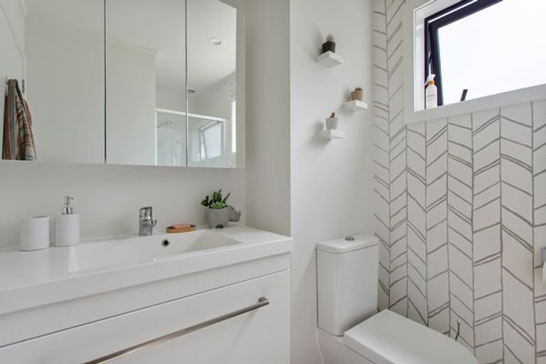 Photo of property in 16a Putini Road, Mangere Bridge, Auckland, 2022