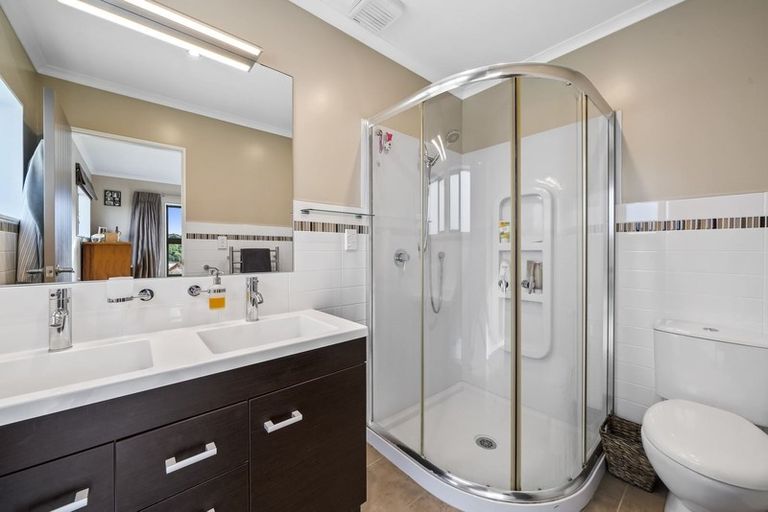 Photo of property in 10 Mervyn Kemp Drive, Tawa, Wellington, 5028