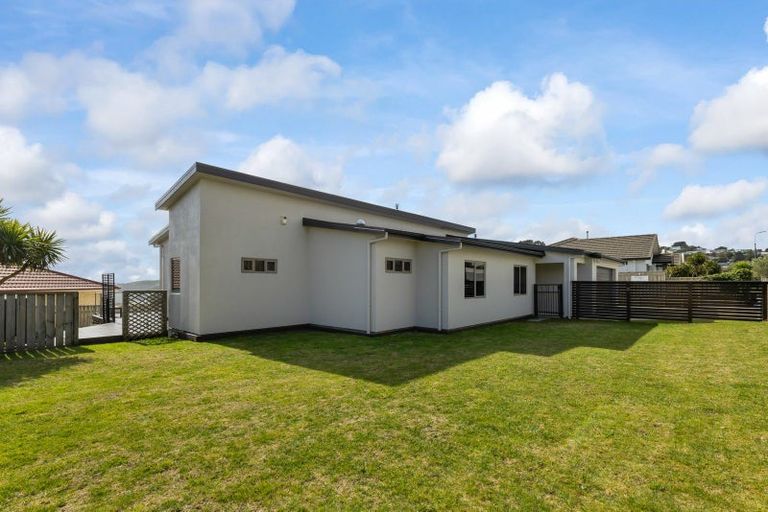 Photo of property in 1 Greenstone Place, Aotea, Porirua, 5024