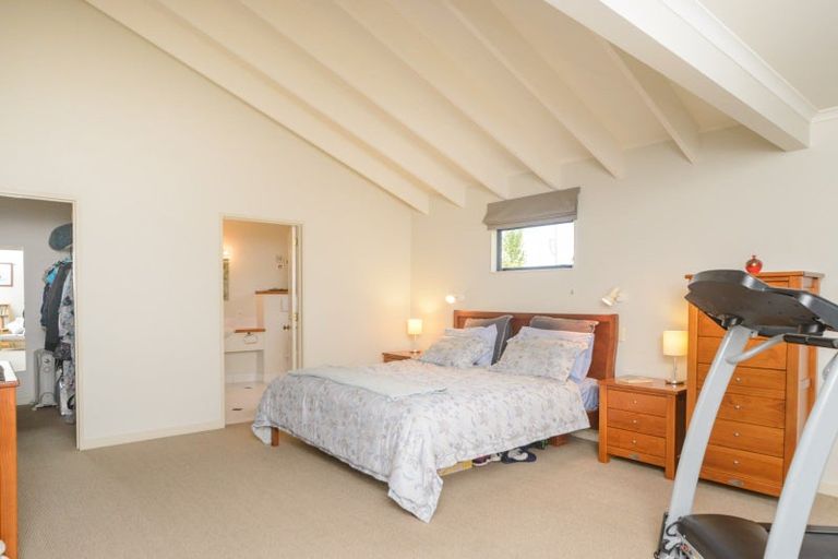 Photo of property in 100 Summerhill Drive, Fitzherbert, Palmerston North, 4410