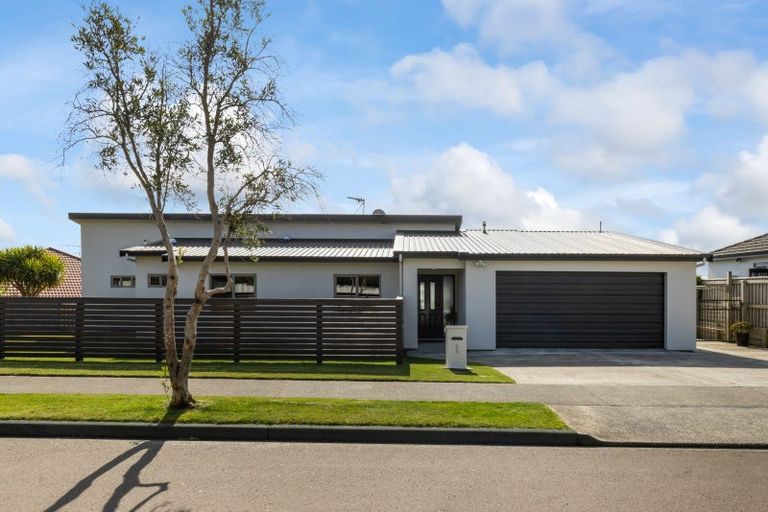 Photo of property in 1 Greenstone Place, Aotea, Porirua, 5024