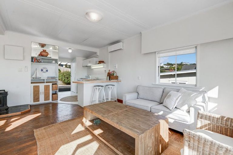Photo of property in 43 Surf Road, Stanmore Bay, Whangaparaoa, 0932