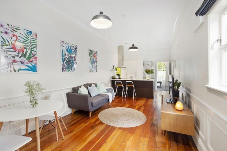Photo of property in 27 Edinburgh Terrace, Berhampore, Wellington, 6023