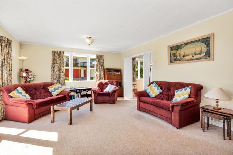 Photo of property in 11 Zande Terrace, Tawa, Wellington, 5028