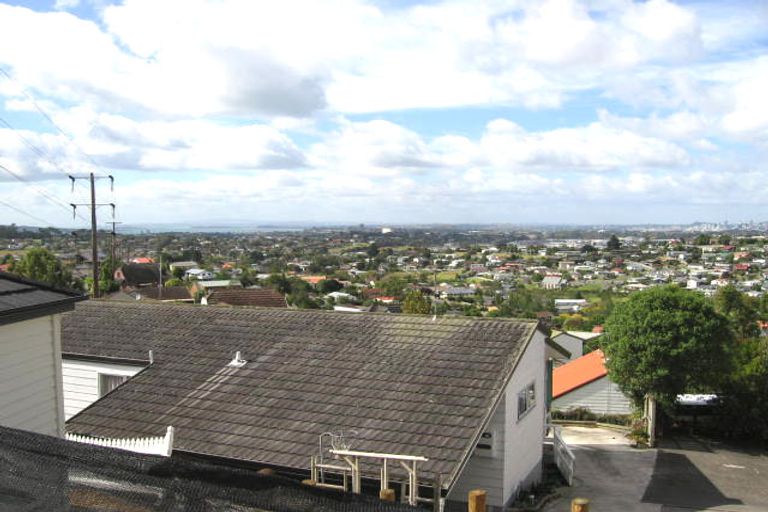 Photo of property in 1/137 Sunset Road, Totara Vale, Auckland, 0632