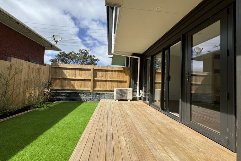 Photo of property in 2/143 Carlisle Road, Northcross, Auckland, 0632