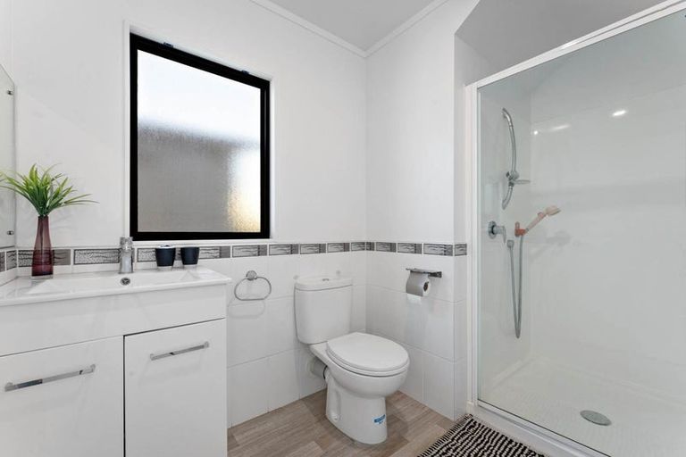 Photo of property in 28 London Street, Te Atatu Peninsula, Auckland, 0610