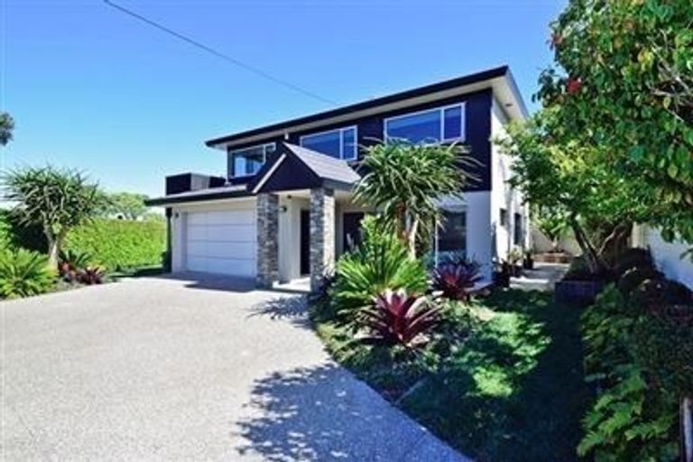 Photo of property in 2/91 Aberdeen Road, Castor Bay, Auckland, 0620