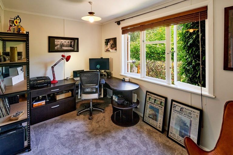 Photo of property in 60 Pomare Road, Tirohanga, Lower Hutt, 5010