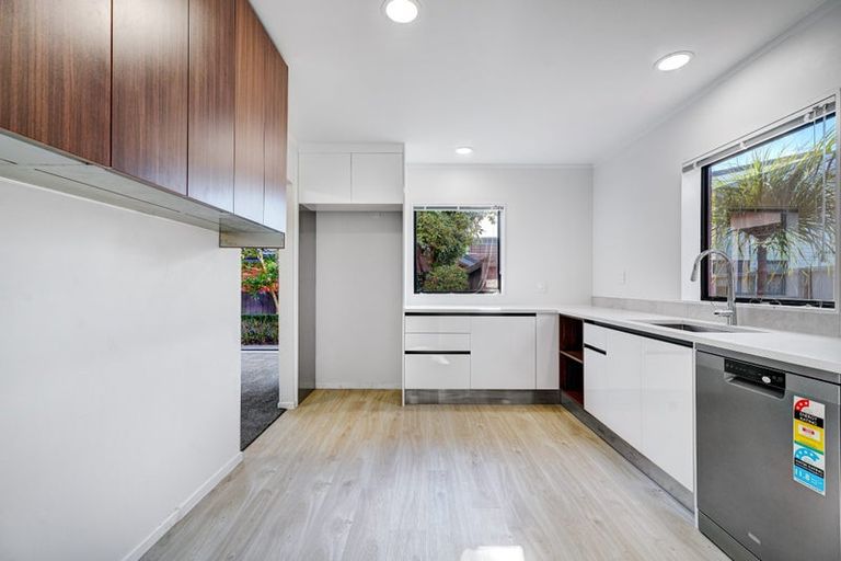 Photo of property in 2/24 Miro Street, New Lynn, Auckland, 0600