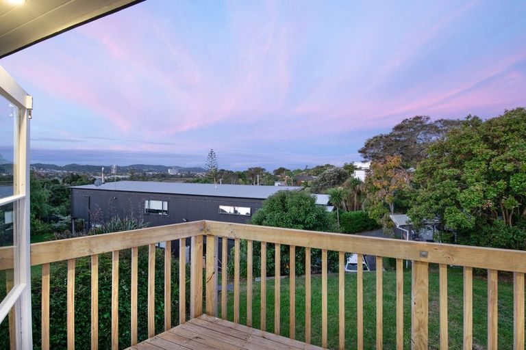 Photo of property in 3 Moffat Road, Red Beach, 0932