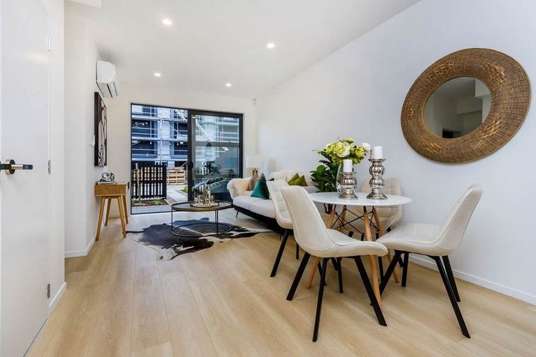 Photo of property in 5 Papa Takaro Lane, Flat Bush, Auckland, 2019