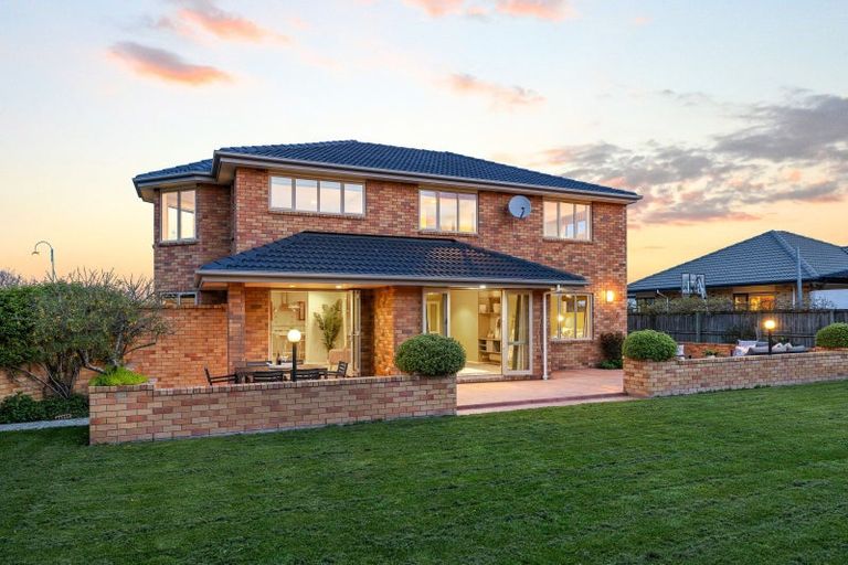 Photo of property in 64 Willowview Drive, Redwood, Christchurch, 8051