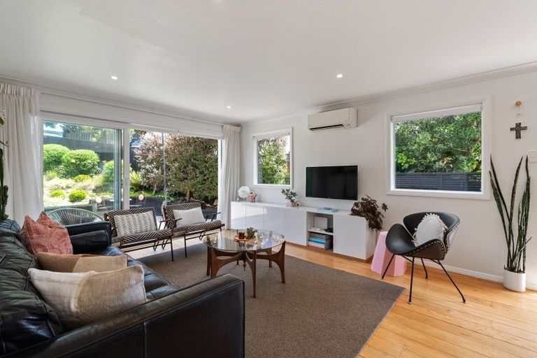 Photo of property in 19 Kereru Bend, Tawa, Wellington, 5028