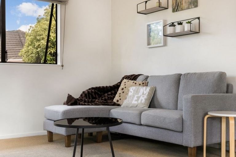 Photo of property in 2/93 Clevedon Road, Papakura, 2110