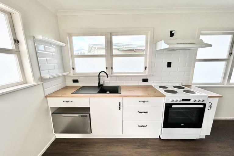 Photo of property in 32 Queenwood Road, Levin, 5510