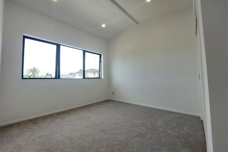 Photo of property in 1/122 Archibald Road, Kelston, Auckland, 0602
