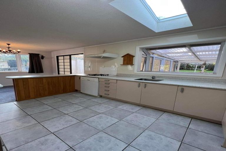 Photo of property in 24 Sheridan Drive, New Lynn, Auckland, 0600