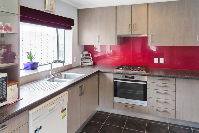 Photo of property in 2/3 Opurere Grove, Tirohanga, Lower Hutt, 5010