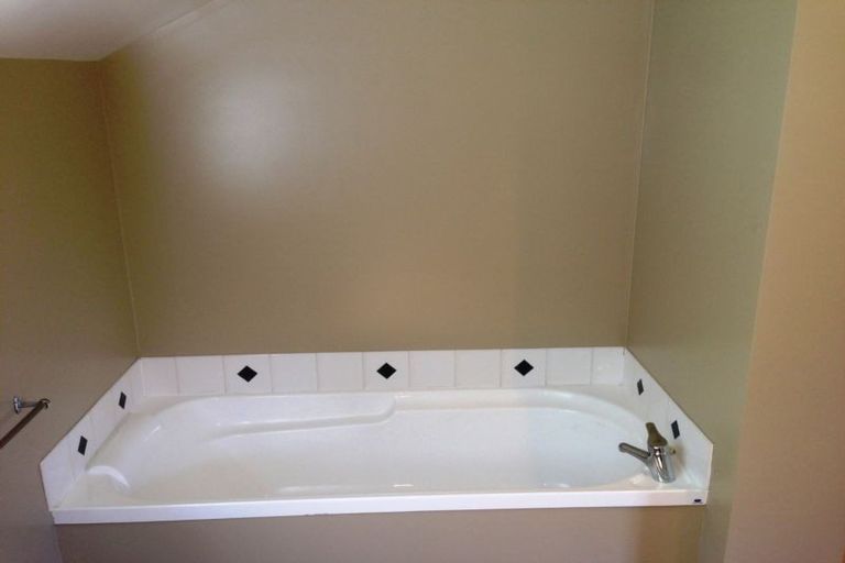 Photo of property in 32 Avalon Crescent, Fernhill, Queenstown, 9300