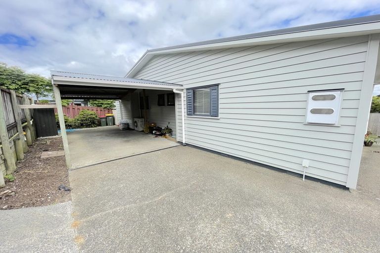 Photo of property in 2/48 Sunset Road, Unsworth Heights, Auckland, 0632