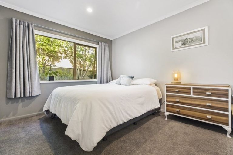 Photo of property in 7 Toledo Avenue, Henderson, Auckland, 0612