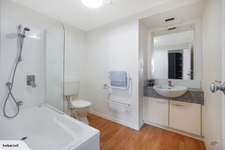 Photo of property in 68 Mountain Road, Henderson Valley, Auckland, 0612