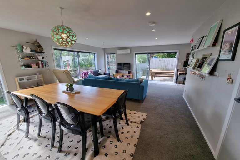 Photo of property in 1/61 Black Rock Road, Newlands, Wellington, 6037