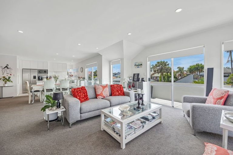 Photo of property in 2 Harbour Lights Close, West Harbour, Auckland, 0618