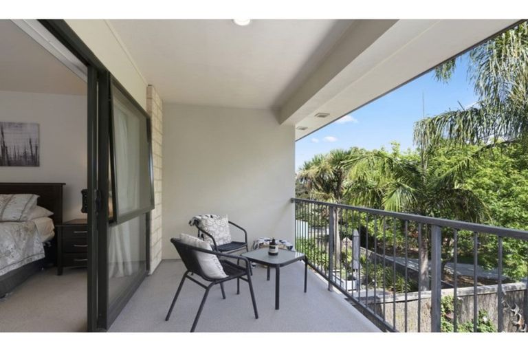 Photo of property in 2/90 Albany Highway, Greenhithe, Auckland, 0632