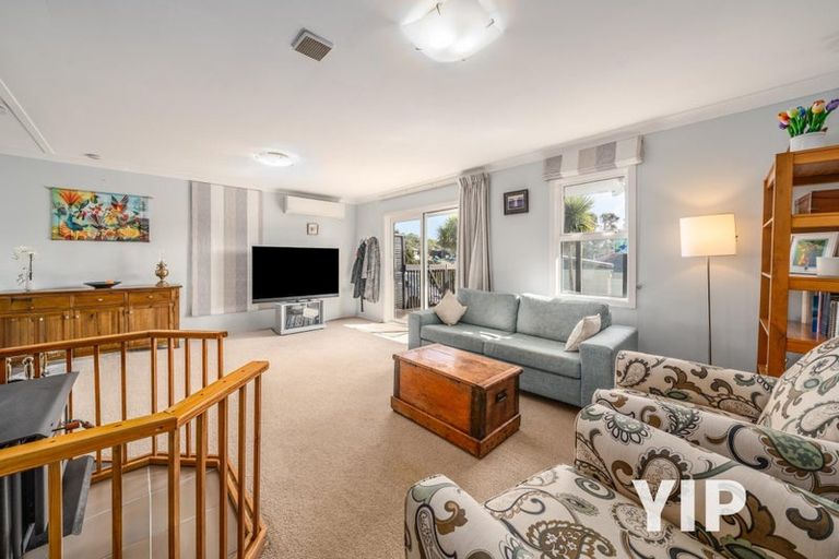 Photo of property in 4 Fernhaven Grove, Newlands, Wellington, 6037