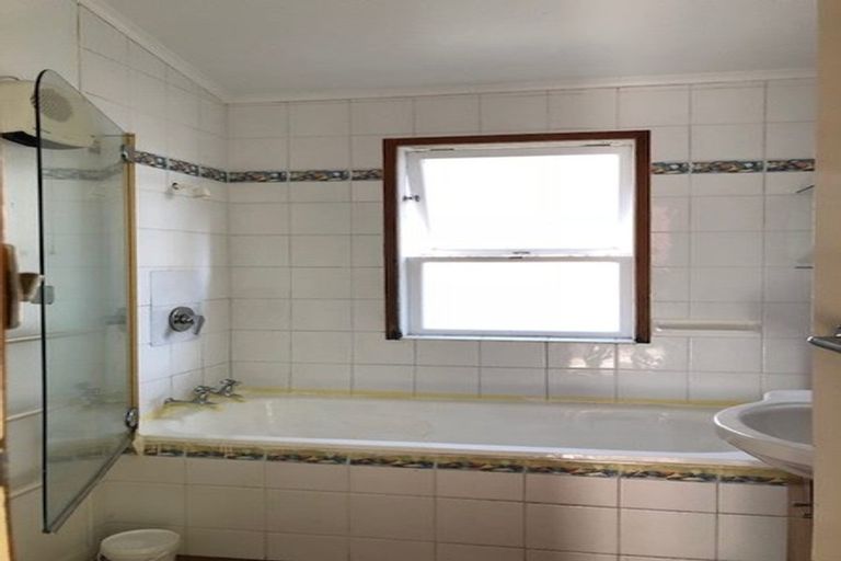 Photo of property in 18 Raphael Place, West Harbour, Auckland, 0618