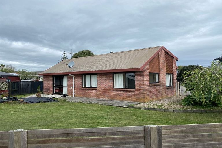 Photo of property in 10 Godwit Place, Waiuku, 2123