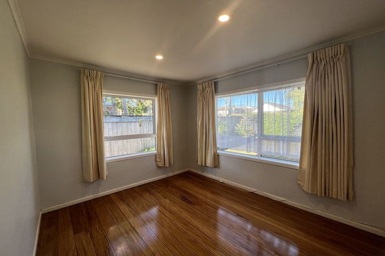 Photo of property in 1/9 Corrella Road, Belmont, Auckland, 0622