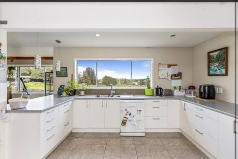Photo of property in 49 Tawa Road, Kumeu, 0891