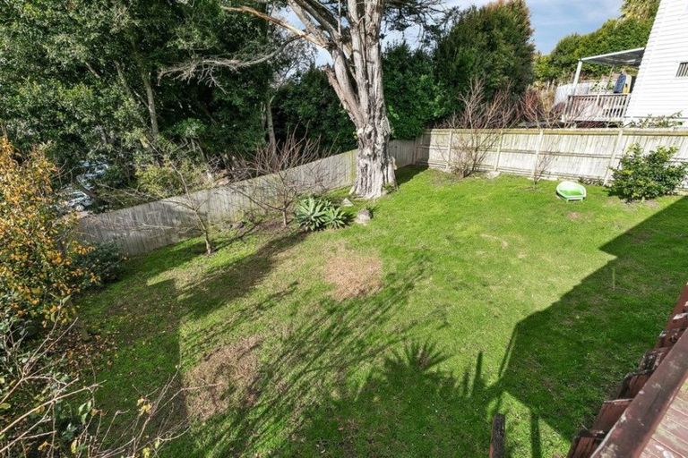 Photo of property in 2/21a Ludlow Terrace, Totara Vale, Auckland, 0627