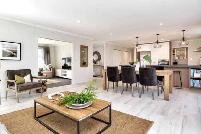 Photo of property in 32 Waitemata Drive, One Tree Point, 0118