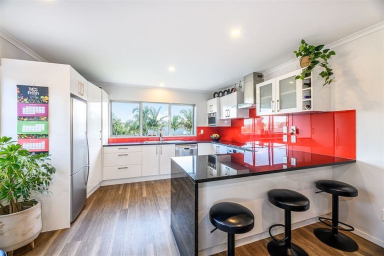 Photo of property in 6 San Bernadino Drive, Henderson, Auckland, 0612