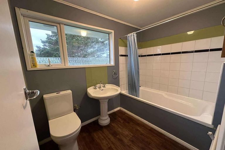 Photo of property in 52 Ruskin Road, Newlands, Wellington, 6037