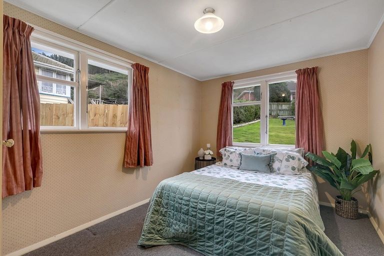 Photo of property in 5 Wakefield Terrace, Tawa, Wellington, 5028
