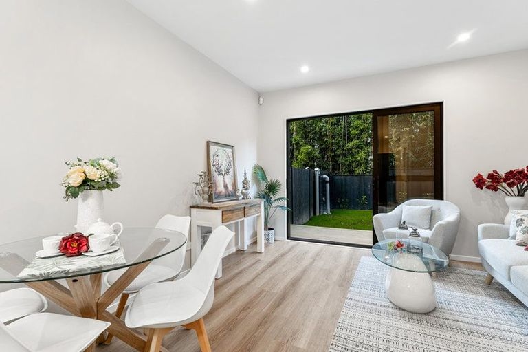 Photo of property in 17 Don Oliver Lane, Glen Eden, 0602