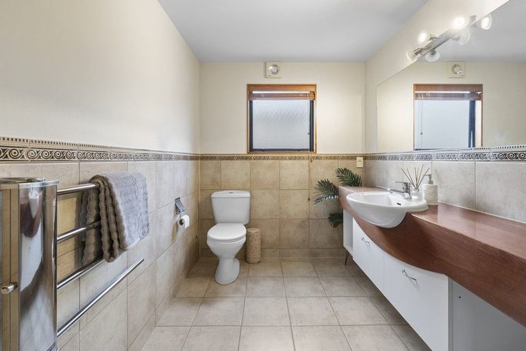 Photo of property in 33 Ruapehu Drive, Fitzherbert, Palmerston North, 4410