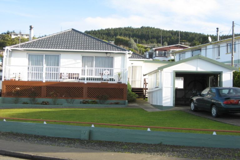 Photo of property in 124 Marine Parade, Bluff, 9814