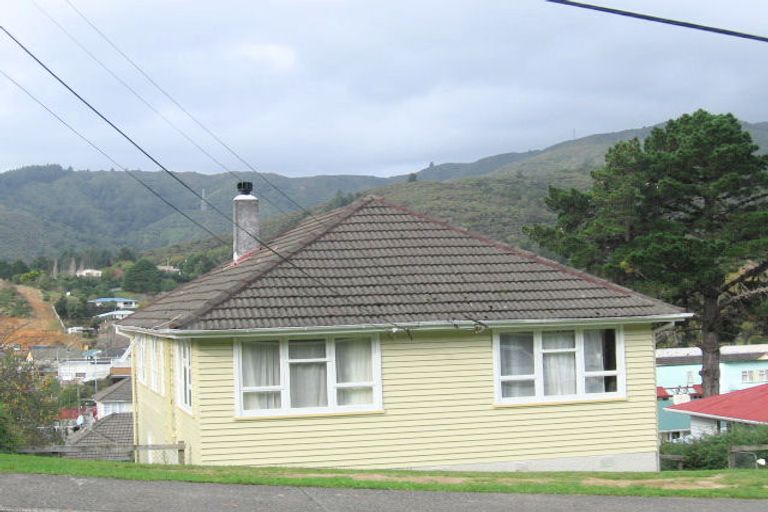 Photo of property in 18 Logie Street, Stokes Valley, Lower Hutt, 5019