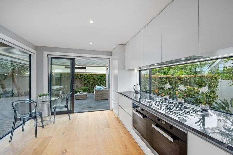 Photo of property in 9 Craig Road, Milford, Auckland, 0620