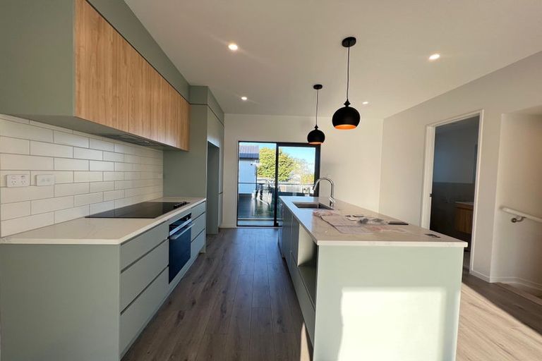 Photo of property in 3/105 Hobsonville Road, West Harbour, Auckland, 0618