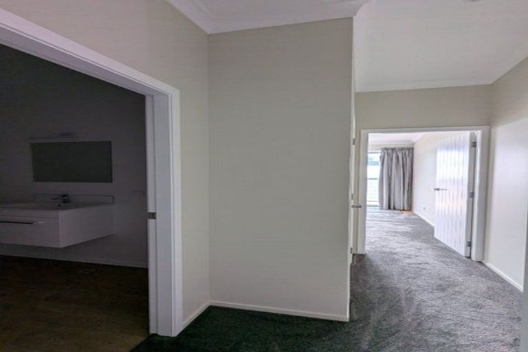 Photo of property in 10/19 Collins Avenue, Tawa, Wellington, 5028