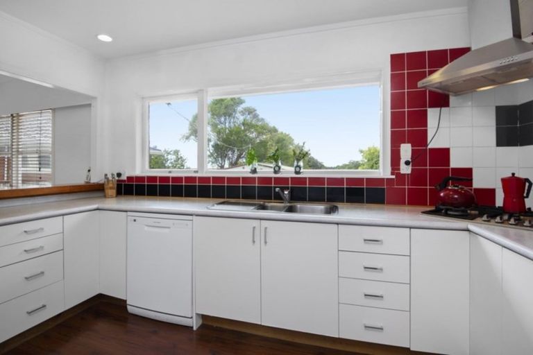 Photo of property in 24 Pooley Street, Pakuranga Heights, Auckland, 2010